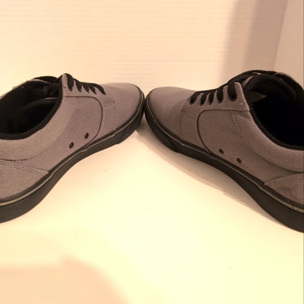 Etnies Gray and Black Sneakers barge LS‎ Men's Size 8.5